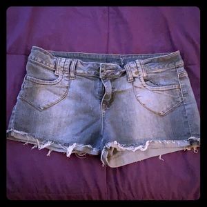 Super cute LEI low rise short shorts